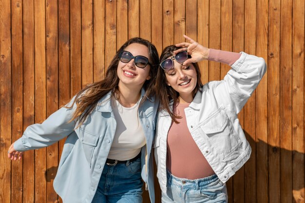 Glückliche Frauen mit Sonnenbrille im Freien