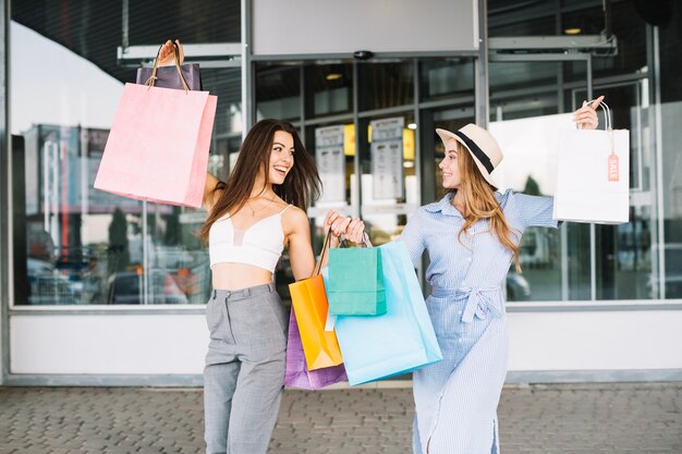 Glückliche Frauen nach dem Einkaufen