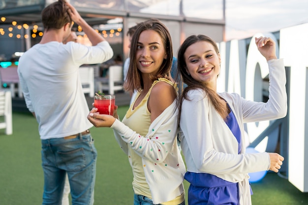 Glückliche Frauen tanzen auf einer Party