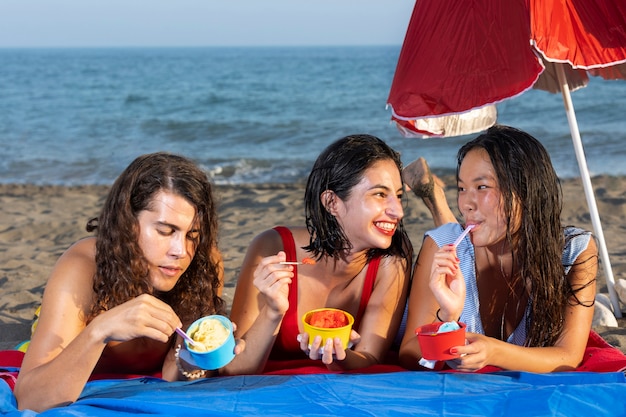 Glückliche Freunde am Meer voller Schuss