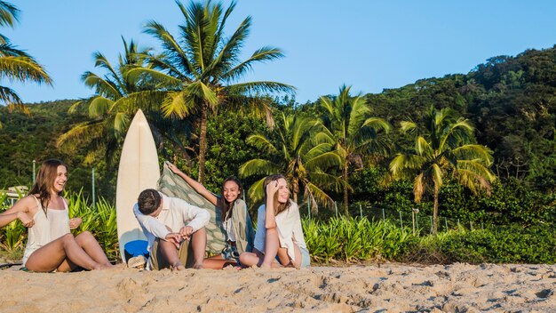 Glückliche Freunde am Strand