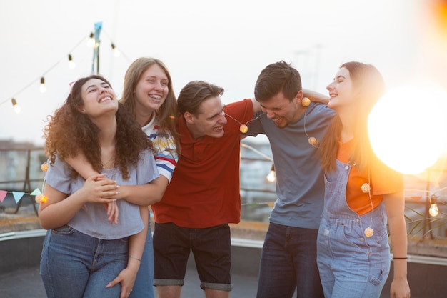 Glückliche Freunde auf der Party mittlerer Schuss