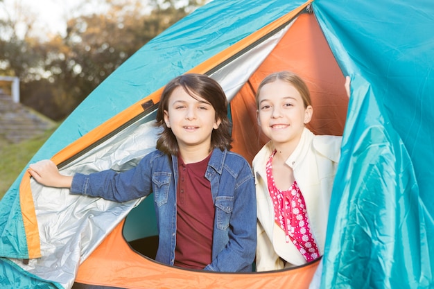 Glückliche Freunde, den Tag zusammen im Zelt verbringen