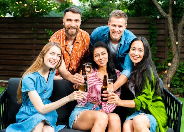 Kostenloses Foto glückliche freunde der vorderansicht zusammen mit getränken