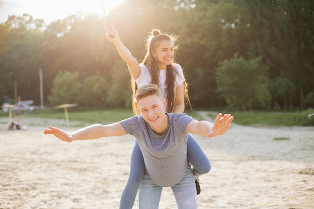 Glückliche Freunde des mittleren Schusses am sonnigen Tag