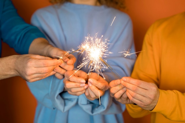 Glückliche Freunde, die einen Geburtstag feiern