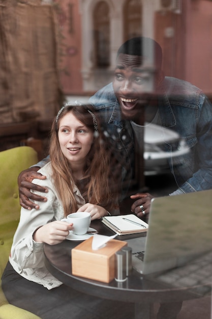 Kostenloses Foto glückliche freunde, die heraus fenster schauen