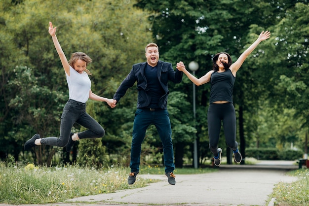 Glückliche Freunde, die im Park kühlen