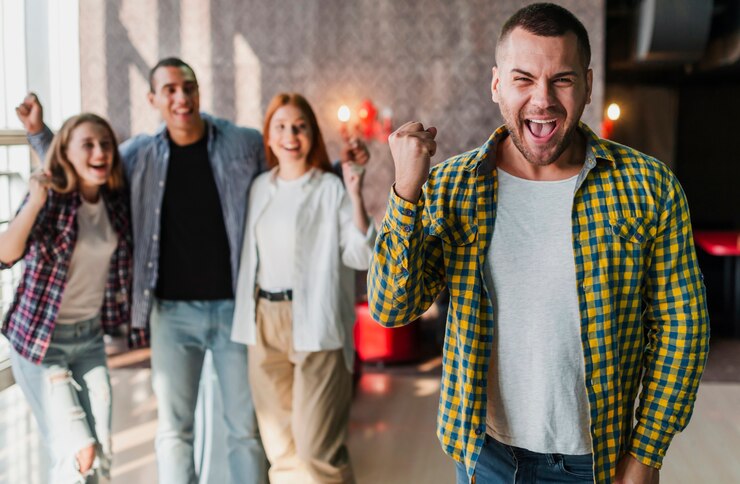 Kostenlose Foto glückliche freunde, die in einem mittleren schuss des bowlingspielvereins stehen
