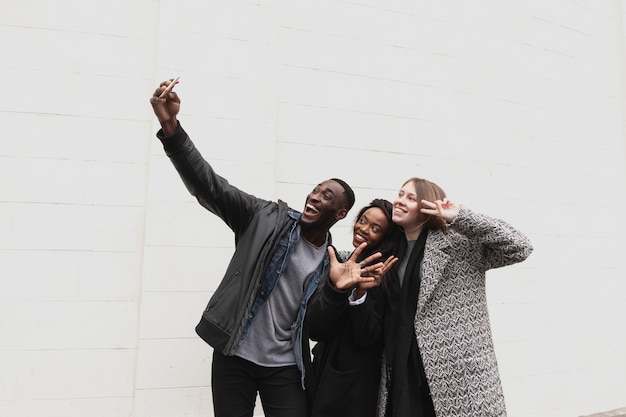 Glückliche Freunde, die selfie Kopienraum nehmen