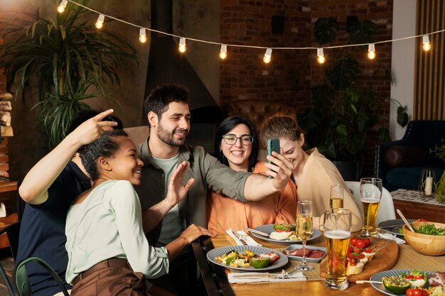 Glückliche Freunde, die Selfie Medium Shot nehmen