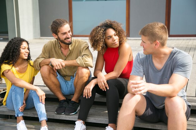 Glückliche Freunde, die sich draußen treffen