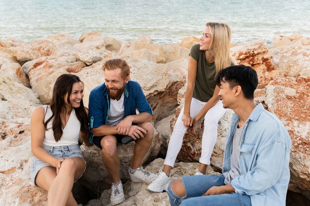 Glückliche Freunde, die Spaß zusammen haben