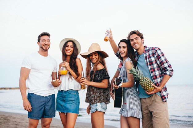 Glückliche Freunde feiern am Strand