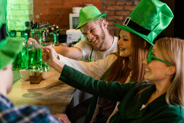 Glückliche Freunde feiern st. Patricks Tag zusammen