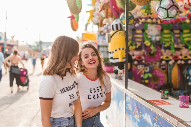 Kostenloses Foto glückliche freunde im vergnügungspark