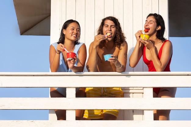 Kostenloses Foto glückliche freunde mit eiscreme-vorderansicht