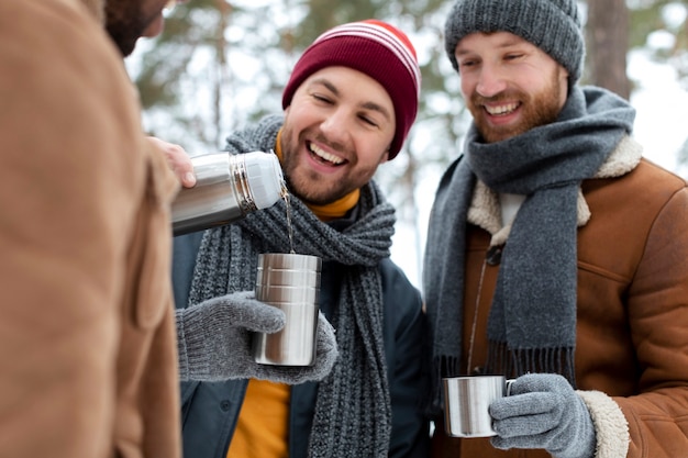 Kostenloses Foto glückliche freunde mit getränken winterzeit