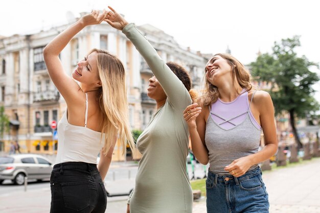 Glückliche Freunde tanzen auf den Straßen