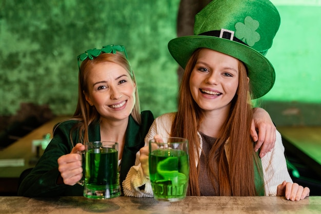 Kostenloses Foto glückliche freundinnen feiern st. patricks tag zusammen