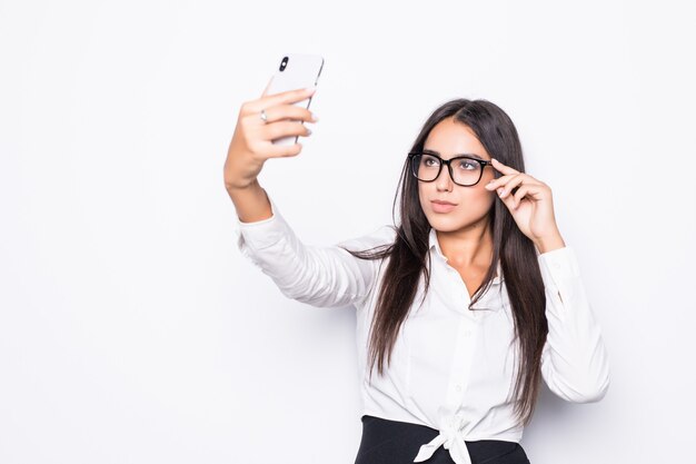 Glückliche Geschäftsfrau, die selfie Foto auf Smartphone lokalisiert auf Weiß nimmt