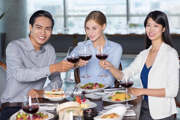 Glückliche Geschäftsleute trinken Wein in Restaurant