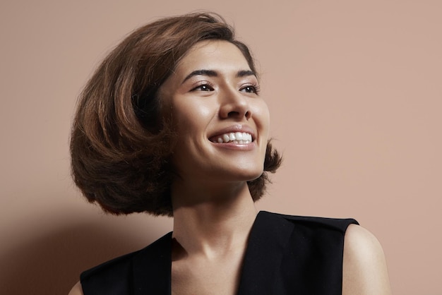 Kostenloses Foto glückliche, glänzende asiatische frau mit kurzen haaren