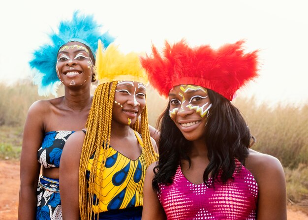 Glückliche Gruppe von Freunden am afrikanischen Karneval