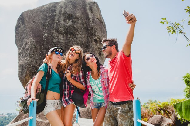 Glückliche Hipster-Gesellschaft von Freunden, die um Welt reisen