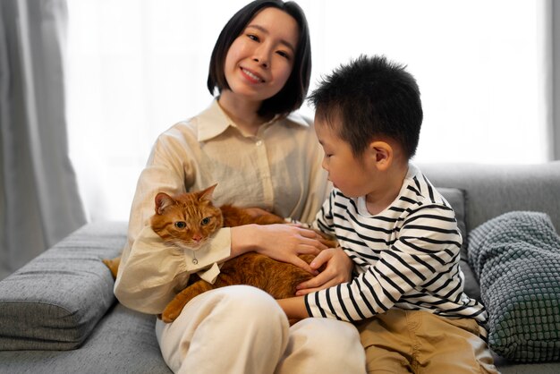 Glückliche japanische Familie der Vorderansicht mit Katze