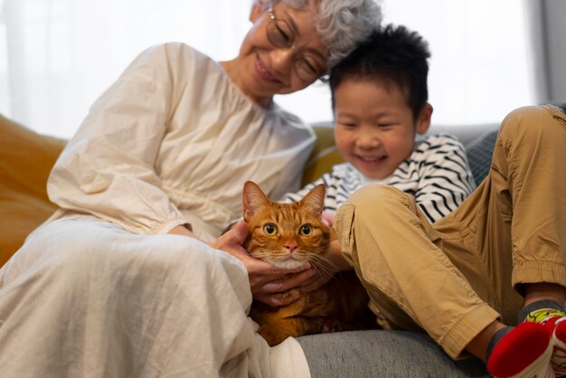 Glückliche japanische Familie der Vorderansicht mit Katze