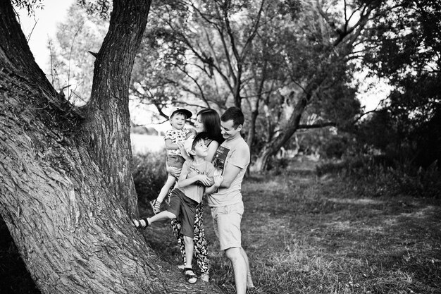 Glückliche junge Familie, Mutter, Vater, zwei Kinder, Sohn in der Natur, die Spaß hat