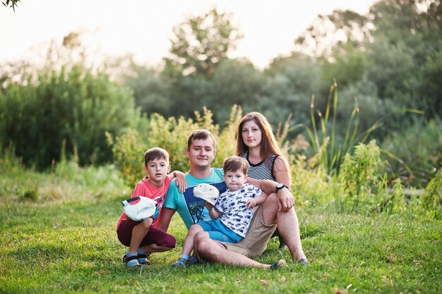 Glückliche junge Familie, Mutter, Vater, zwei Kinder, Sohn in der Natur, die Spaß hat