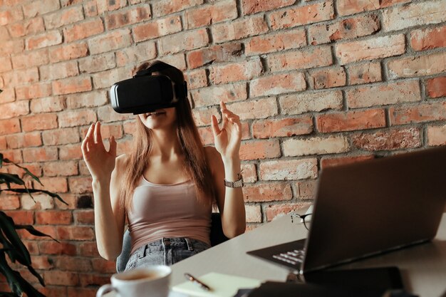 Glückliche junge Frau mit VR-Headset. Zu Hause spielen