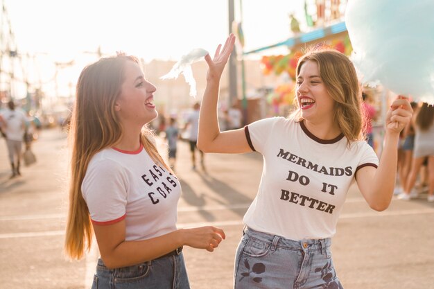 Glückliche junge Freunde im Vergnügungspark