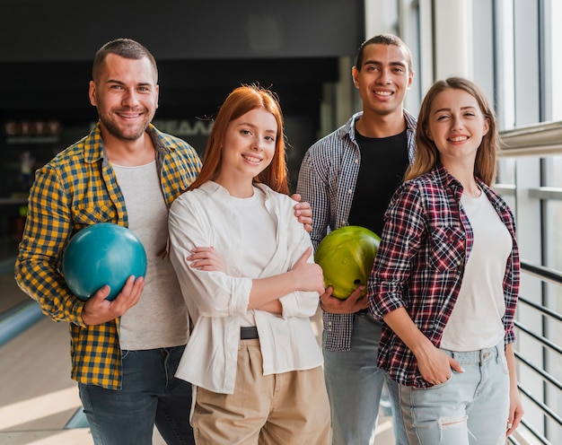 Glückliche junge Freunde in einem Bowlingclub