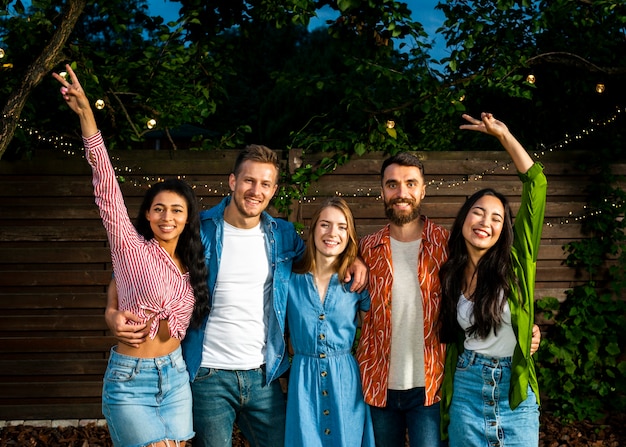 Glückliche junge Freunde zusammen im Freien