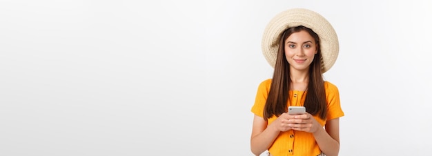 Glückliche junge kaukasische Frau, die das Smartphone verwendet, das lokalisiert auf Weiß steht