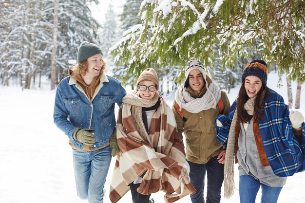 Glückliche junge Leute im Winterurlaubsort