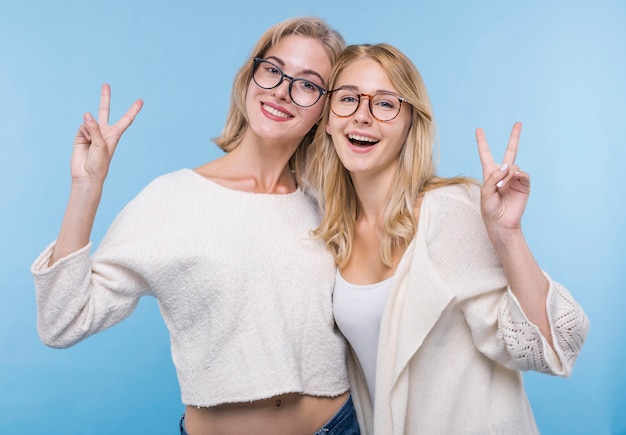 Glückliche junge Mädchen mit Brille zusammen