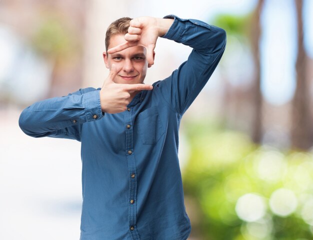 glückliche junge Mann Rahmen Geste