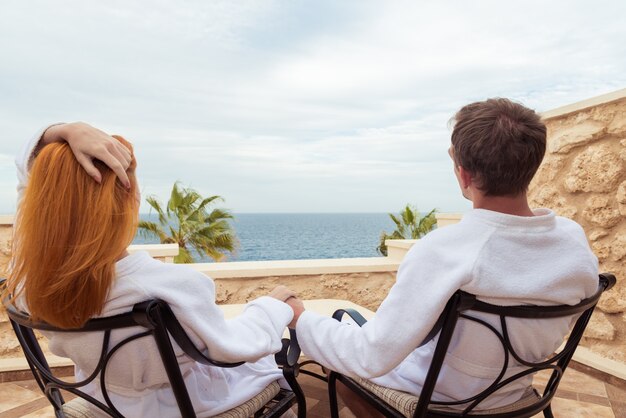 Glückliche junge Paar genießen Urlaub