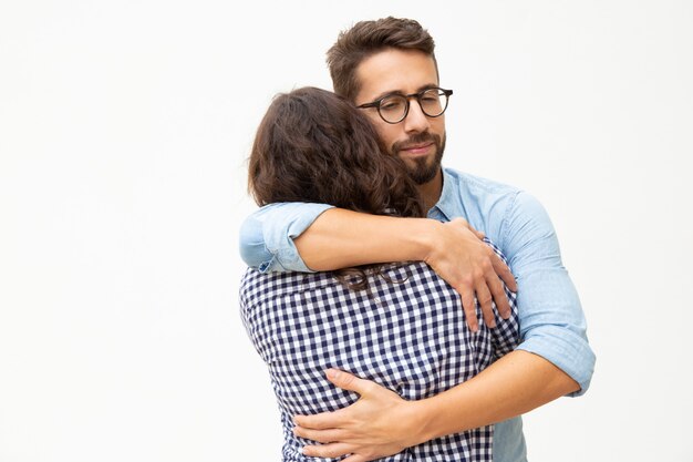 Glückliche junge Paare beim Liebesumarmen