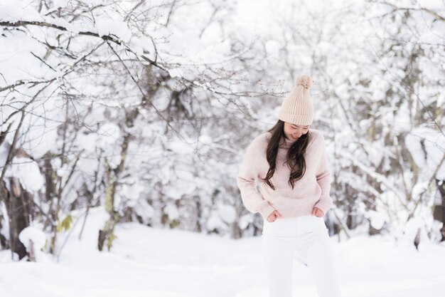 Glückliche junge Reise des Porträt-jungen schönen asiatischen Frauenlächelns und genießen mit Schneewintersaison