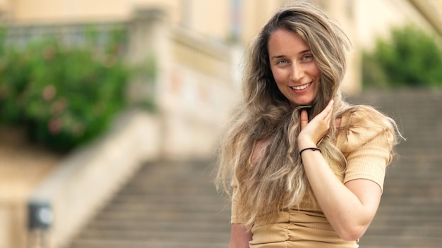 Glückliche kaukasische Frau im Kleid mit Blick auf Barcelona im Hintergrund, Spanien