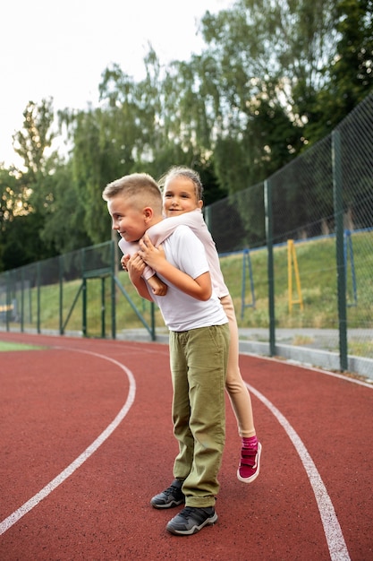 Glückliche Kinder, die draußen spielen