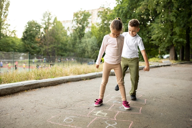 Glückliche Kinder, die draußen spielen