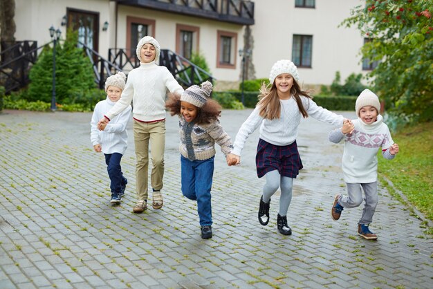 Glückliche kinder, die frei im urlaub laufen