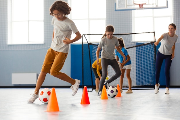 Kostenloses Foto glückliche kinder, die ihren sportunterricht genießen