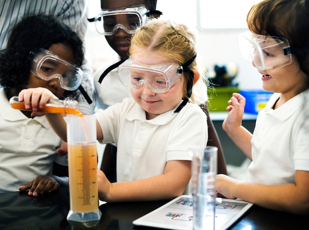 Glückliche Kinder in der Grundschule